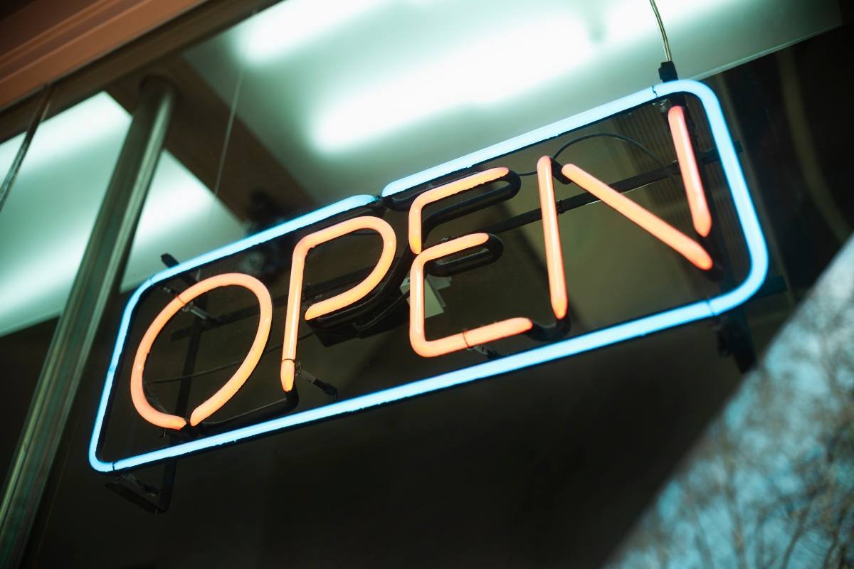 Illuminated 3D business signage